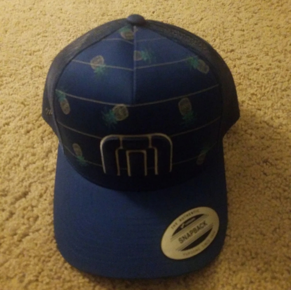 NWT travis Mathew hat